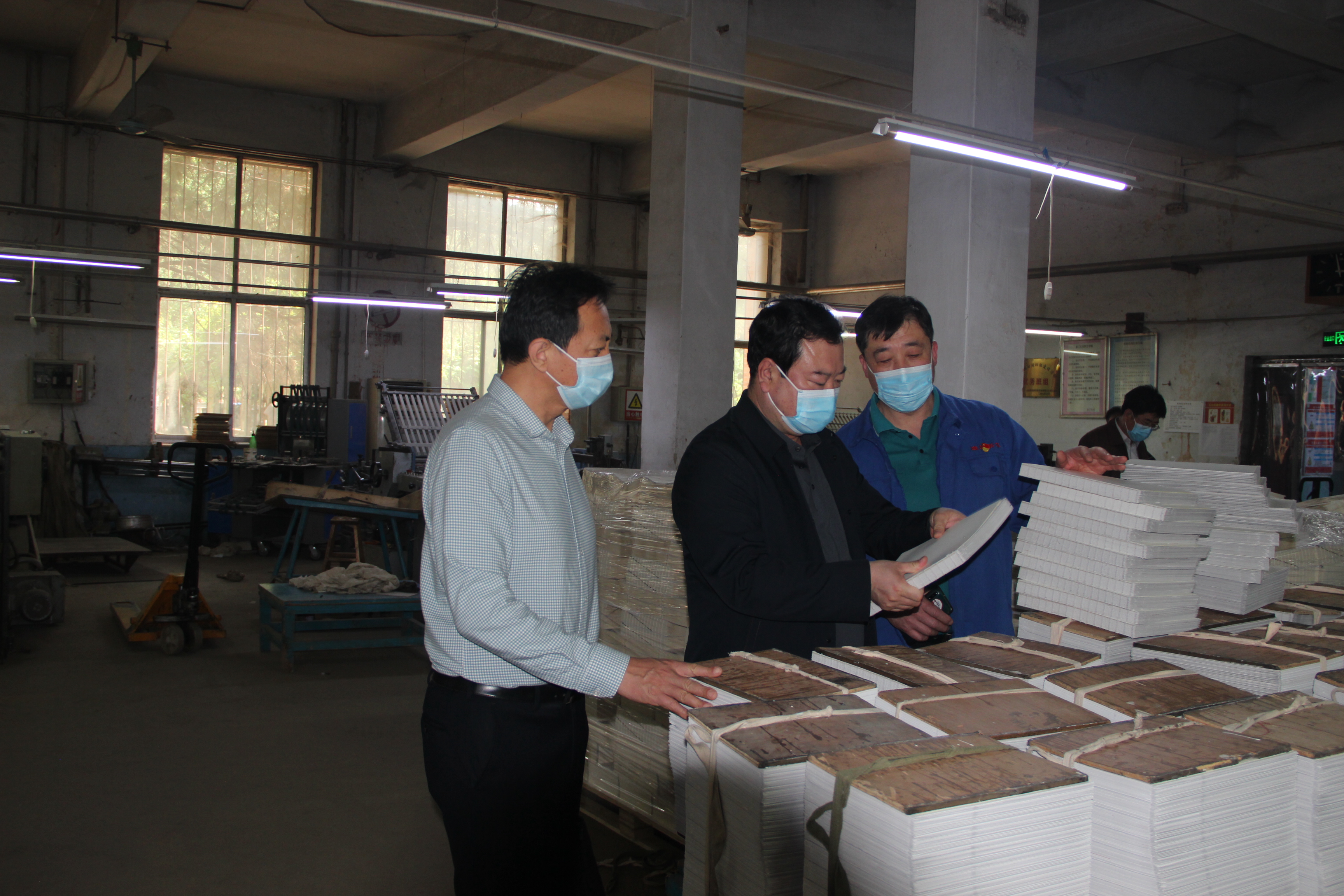 郭友亮到潍坊新华印务调研